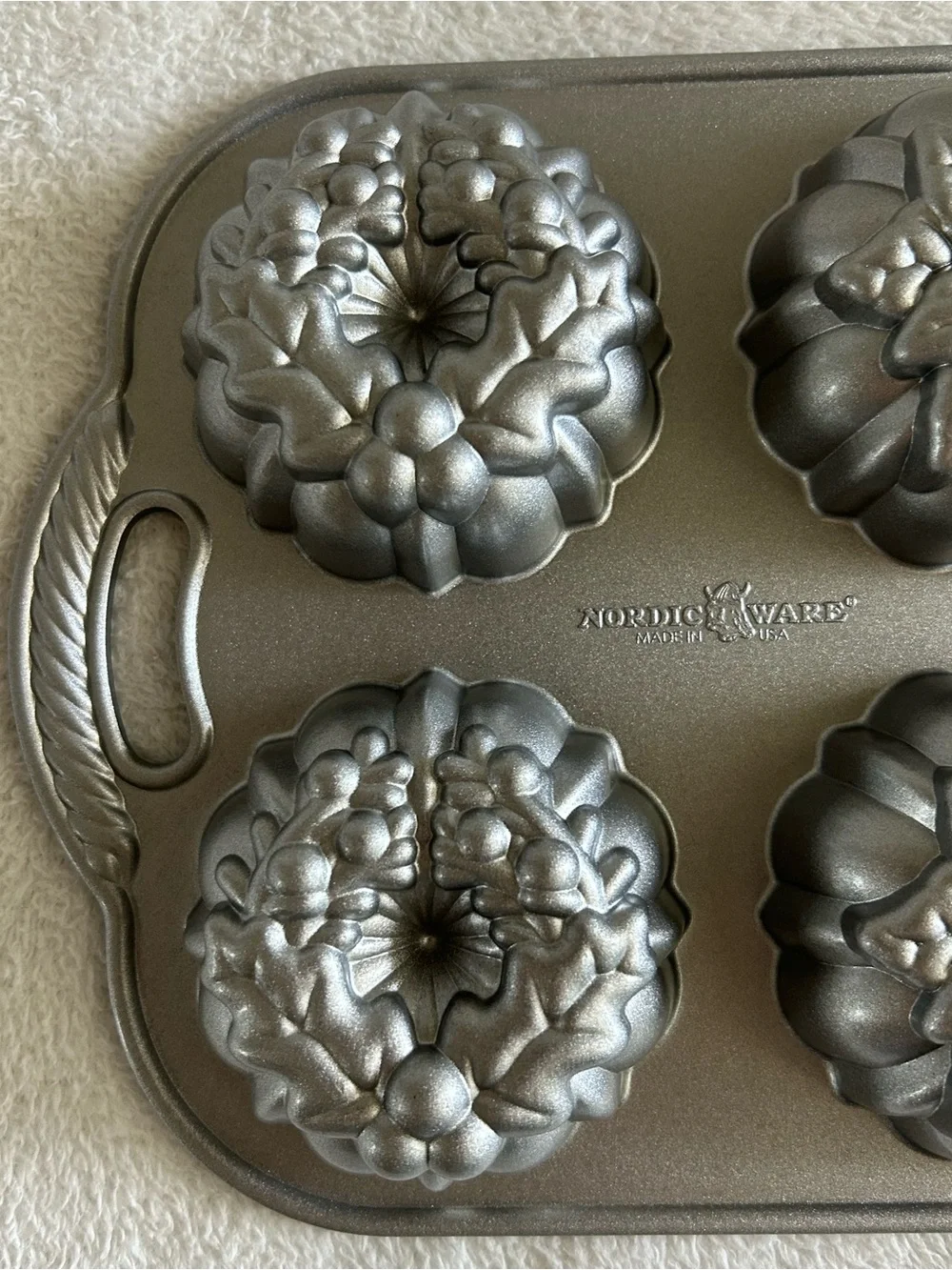 Nordic Ware Wreathlettes Pan Baking Holiday Cake Mold Christmas NEW